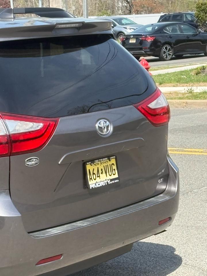 Toyota Sienna 5dr 7-Pass Van V6 LE AAS FWD (Natl) 2013