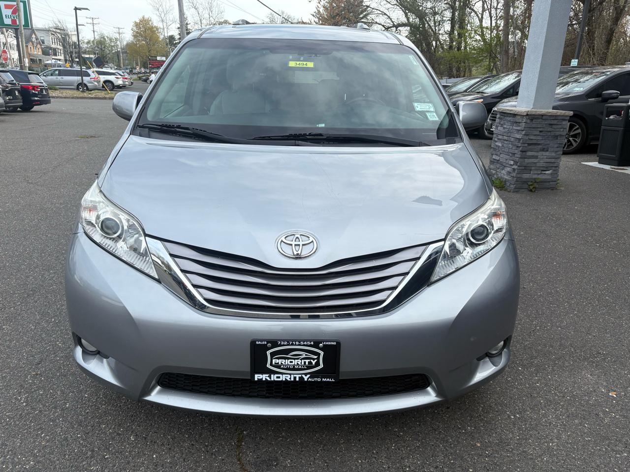 Toyota Sienna XLE Premium FWD 8-Passenger (Natl) 2017