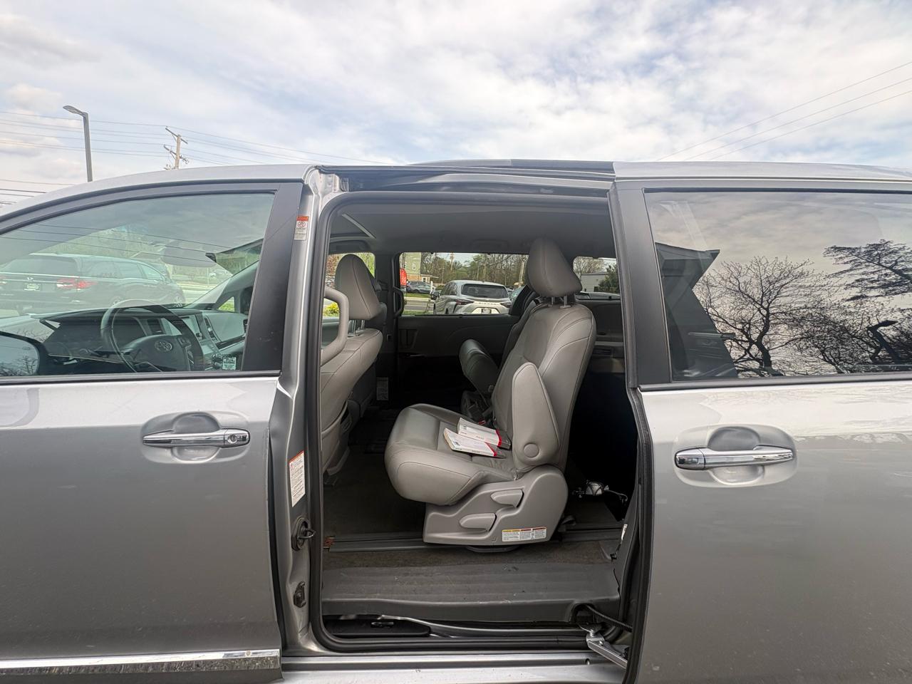 Toyota Sienna XLE Premium FWD 8-Passenger (Natl) 2017