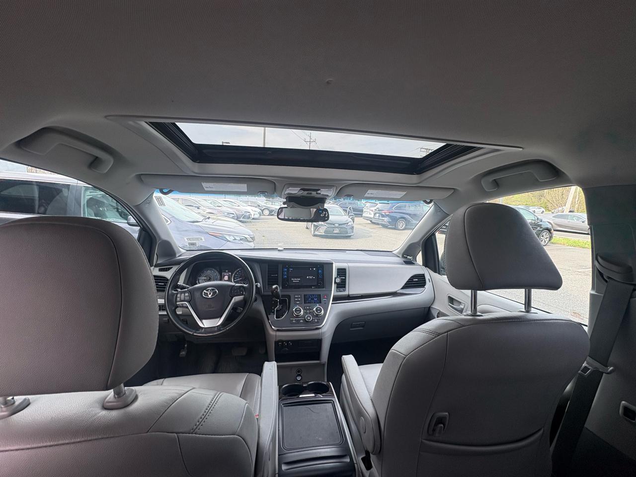 Toyota Sienna XLE Premium FWD 8-Passenger (Natl) 2017