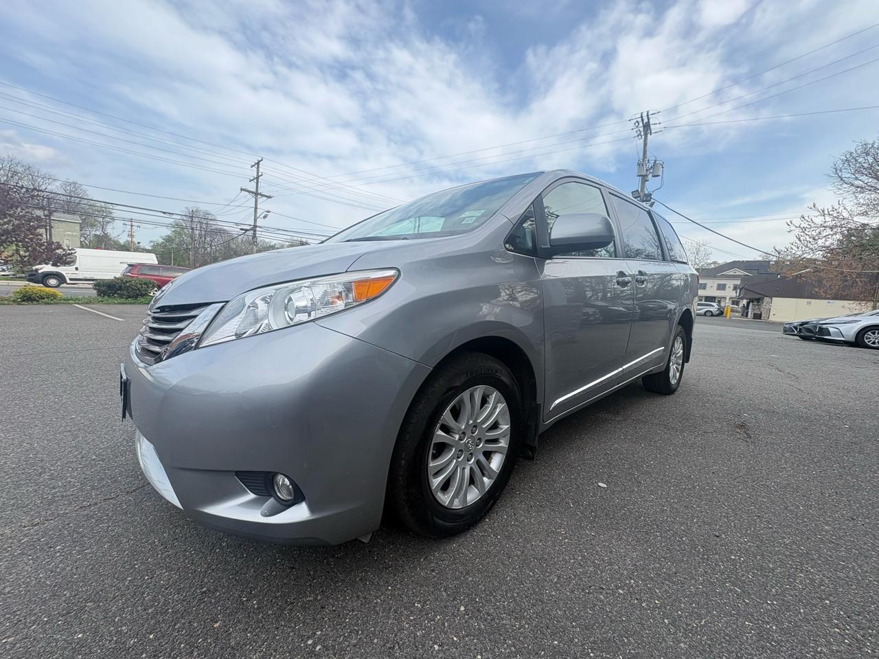 Toyota Sienna XLE Premium FWD 8-Passenger (Natl) 2017