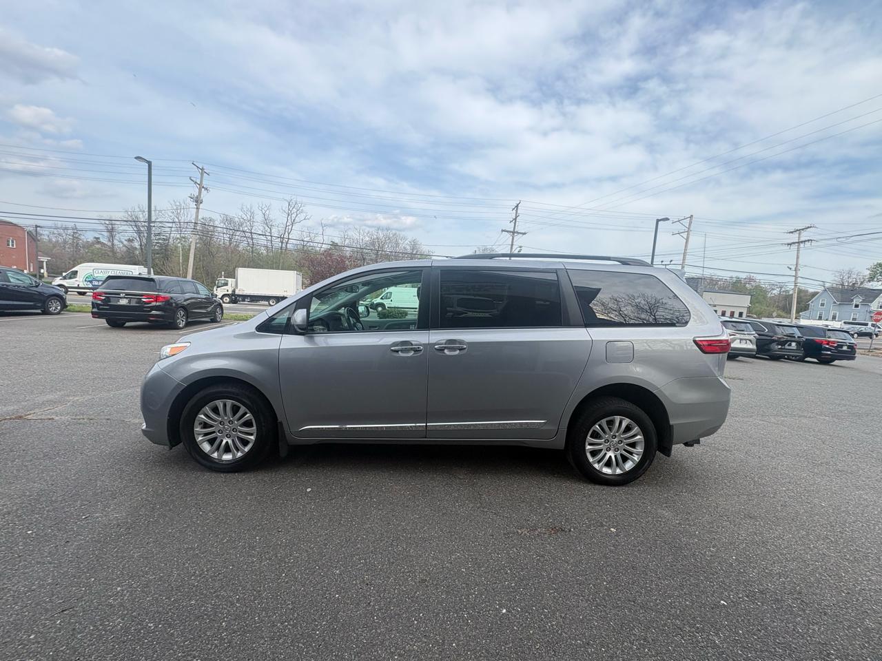 Toyota Sienna XLE Premium FWD 8-Passenger (Natl) 2017