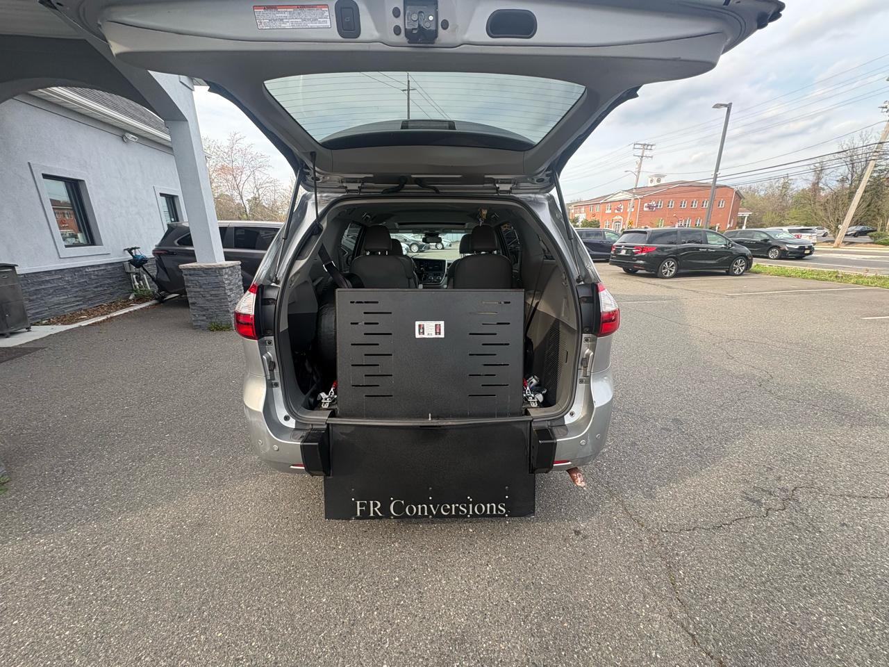 Toyota Sienna XLE Premium FWD 8-Passenger (Natl) 2017