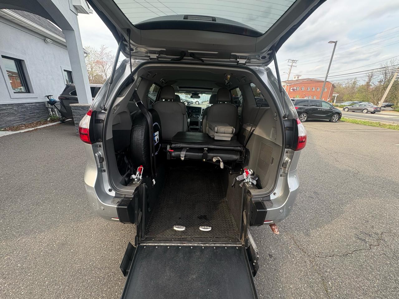 Toyota Sienna XLE Premium FWD 8-Passenger (Natl) 2017