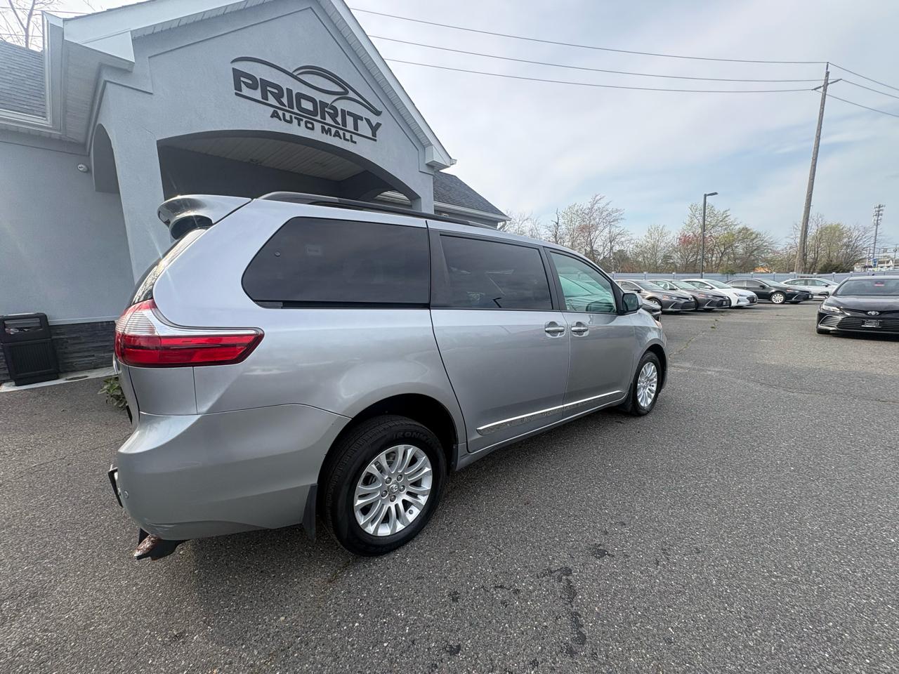 Toyota Sienna XLE Premium FWD 8-Passenger (Natl) 2017