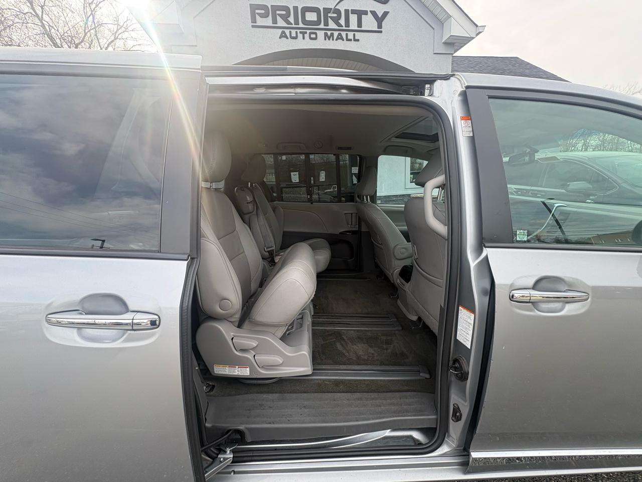 Toyota Sienna XLE Premium FWD 8-Passenger (Natl) 2017