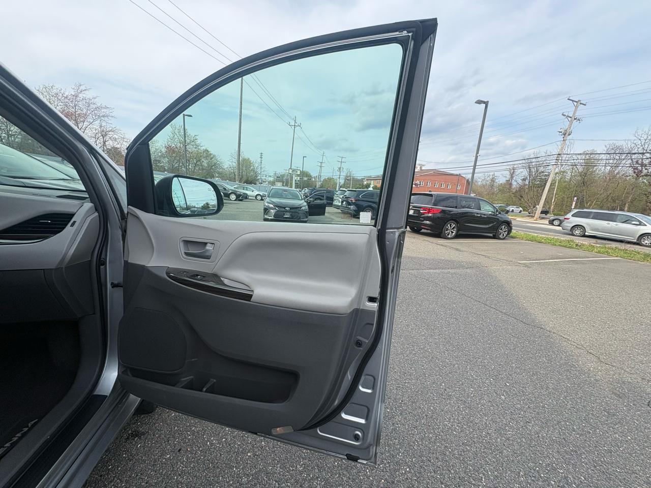 Toyota Sienna XLE Premium FWD 8-Passenger (Natl) 2017