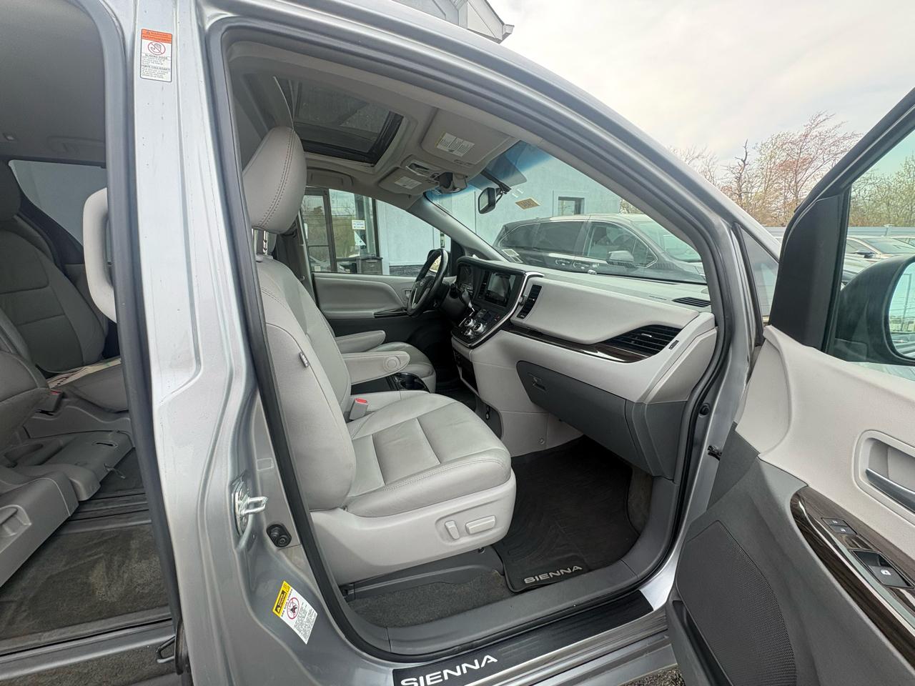 Toyota Sienna XLE Premium FWD 8-Passenger (Natl) 2017