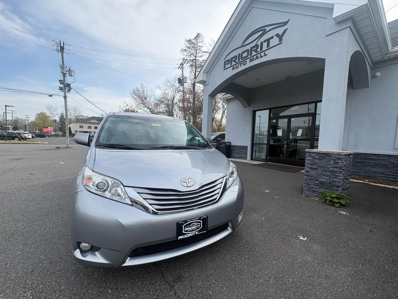 Toyota Sienna XLE Premium FWD 8-Passenger (Natl) 2017