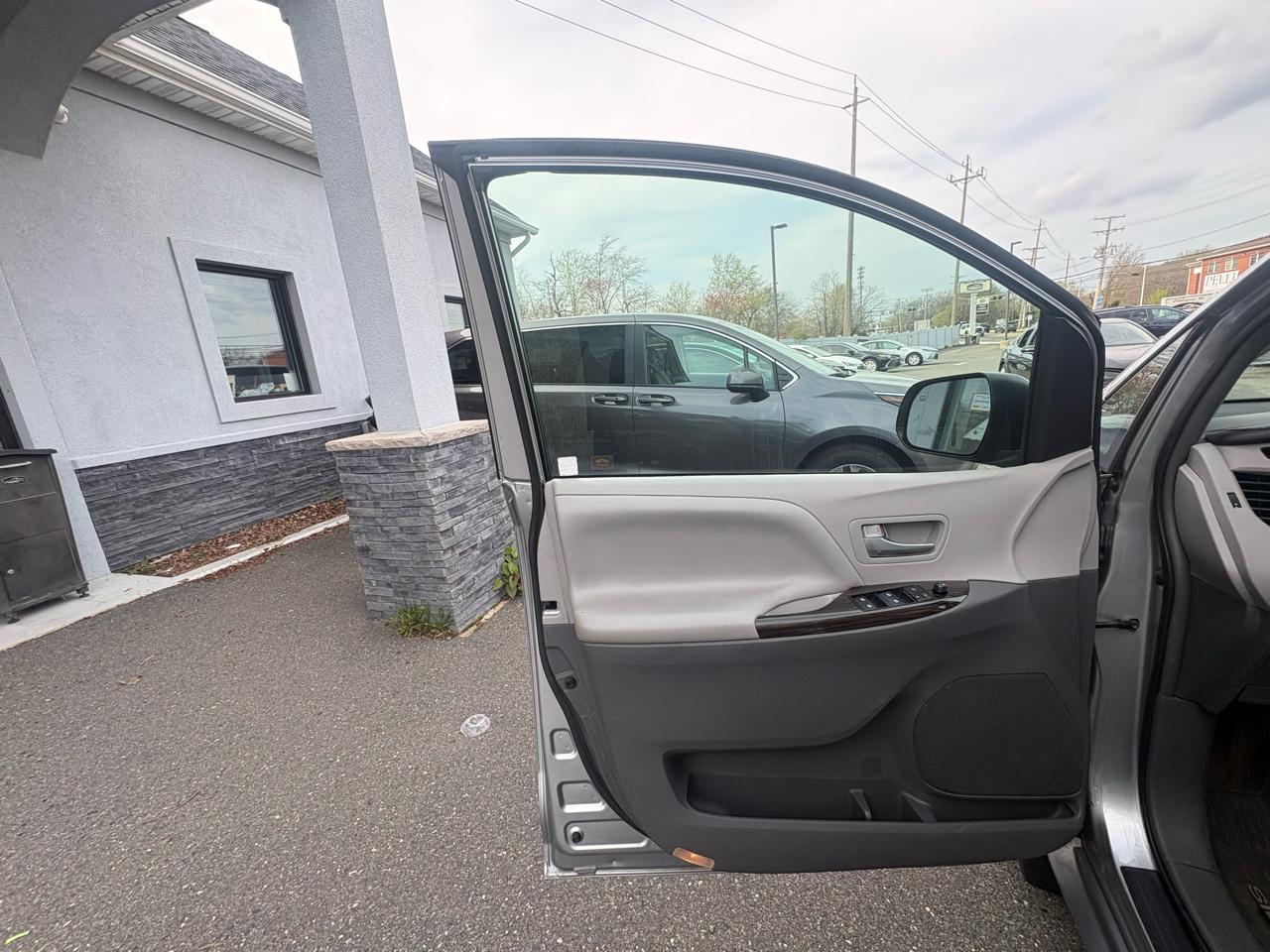 Toyota Sienna XLE Premium FWD 8-Passenger (Natl) 2017