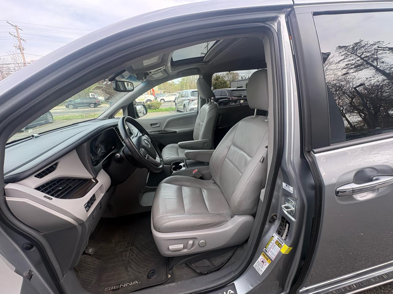 Toyota Sienna XLE Premium FWD 8-Passenger (Natl) 2017