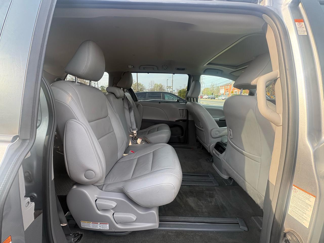 Toyota Sienna XLE Premium FWD 8-Passenger (Natl) 2017