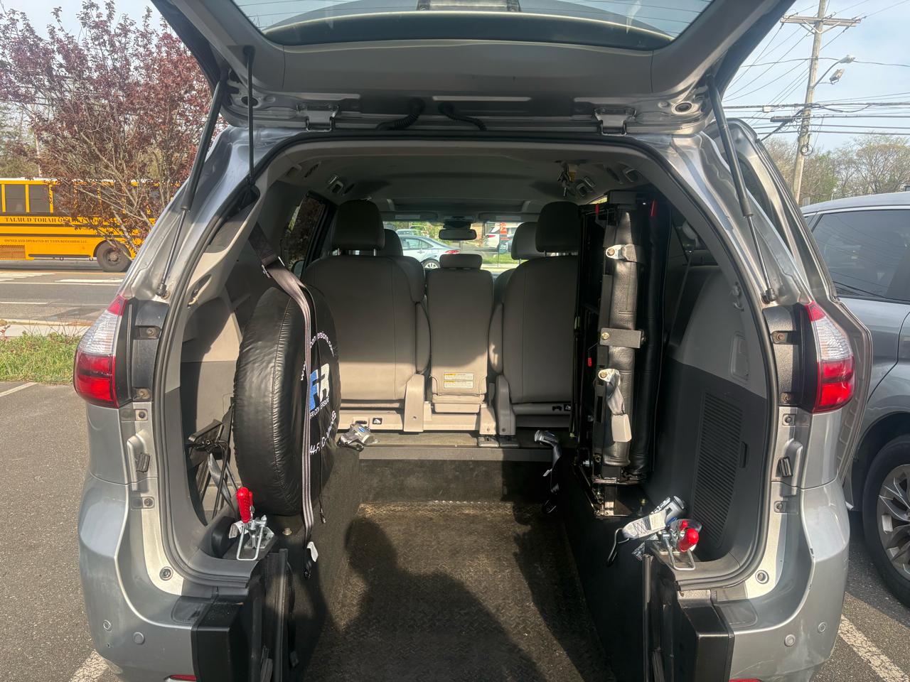 Toyota Sienna XLE Premium FWD 8-Passenger (Natl) 2017