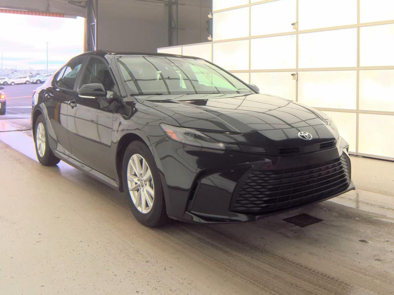 Toyota Camry XLE Hyb 4D Sedan FWD 2025