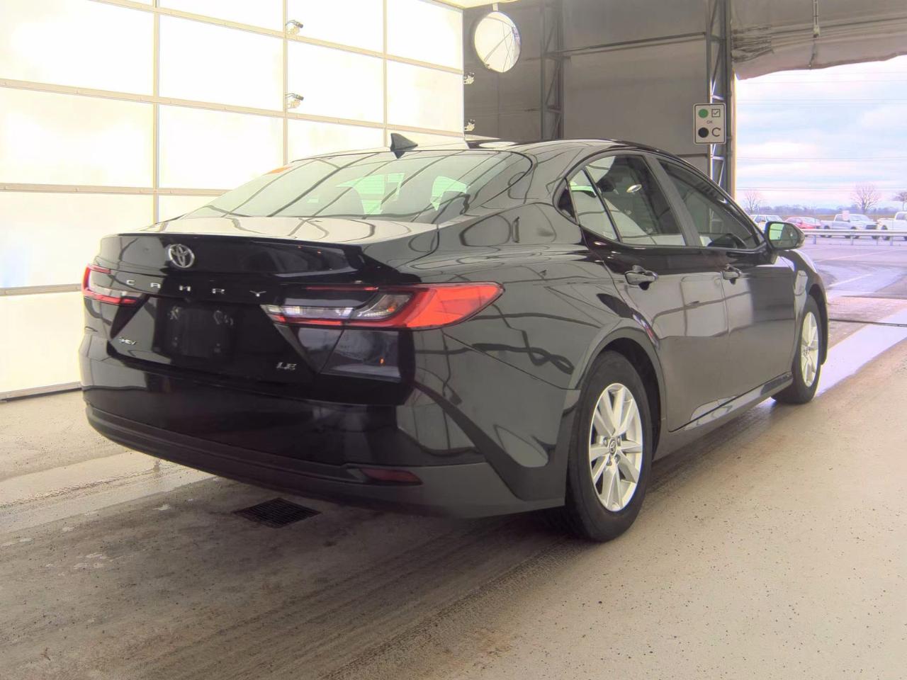 Toyota Camry XLE Hyb 4D Sedan FWD 2025