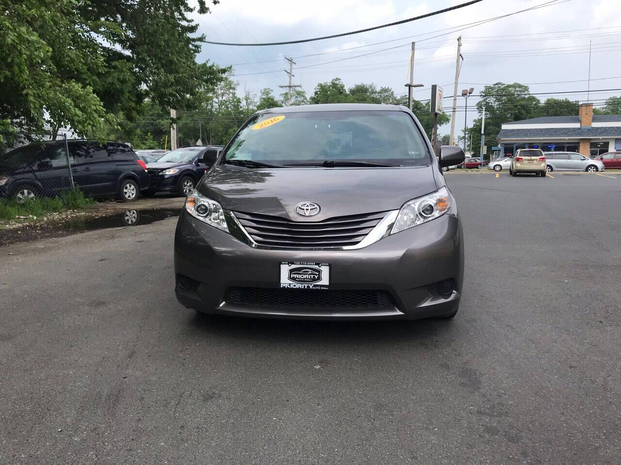 Toyota Sienna LE FWD 8-Passenger (Natl) 2017