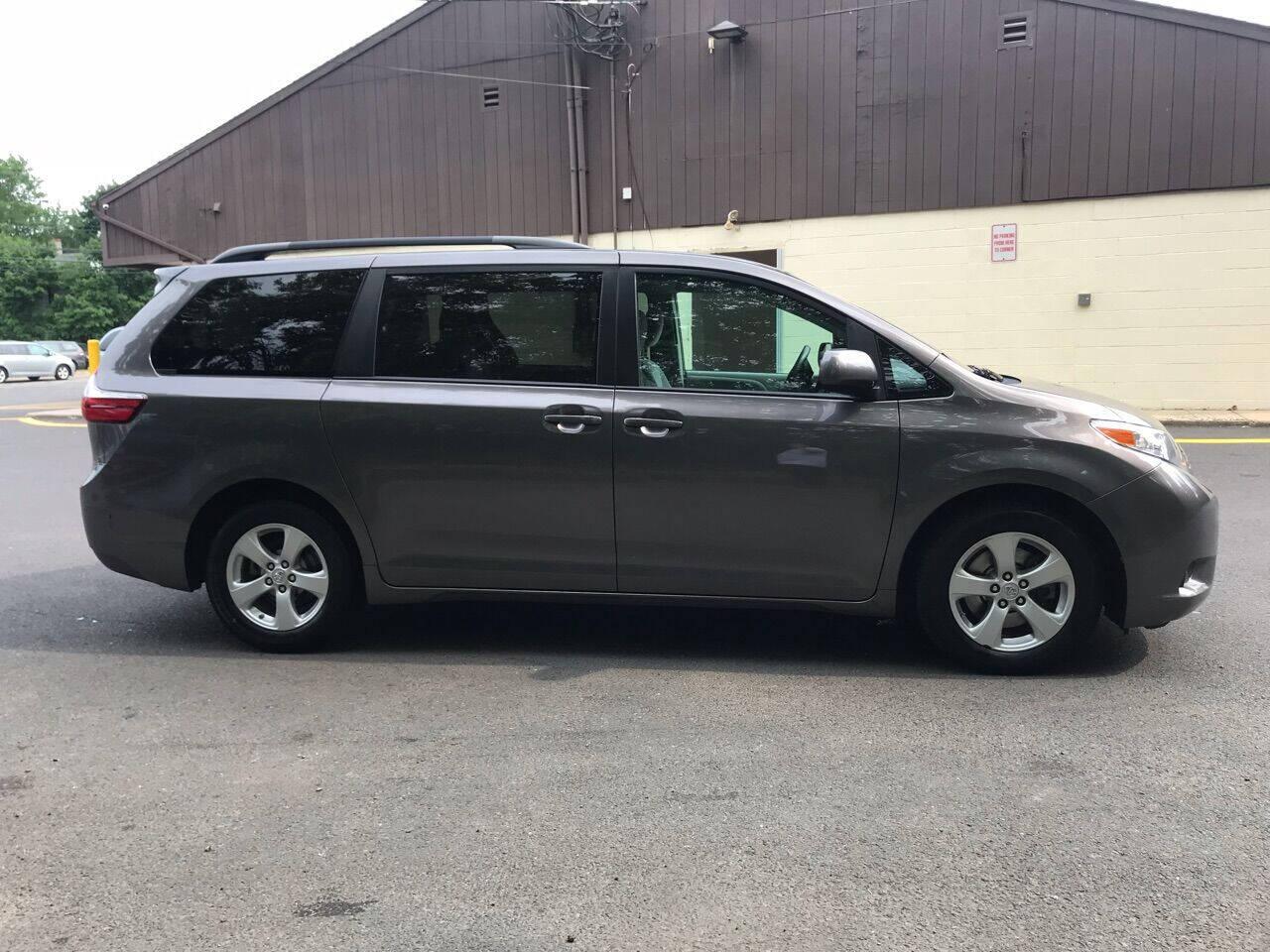 Toyota Sienna LE FWD 8-Passenger (Natl) 2017