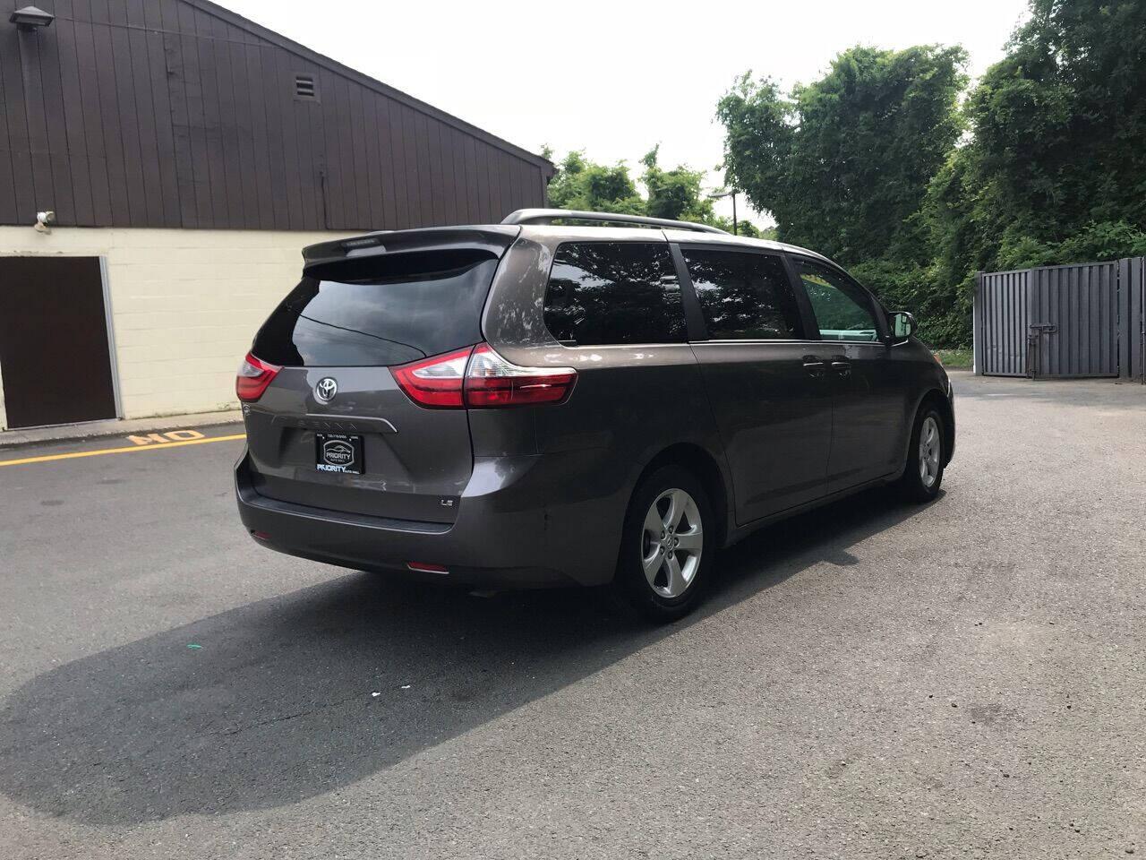 Toyota Sienna LE FWD 8-Passenger (Natl) 2017