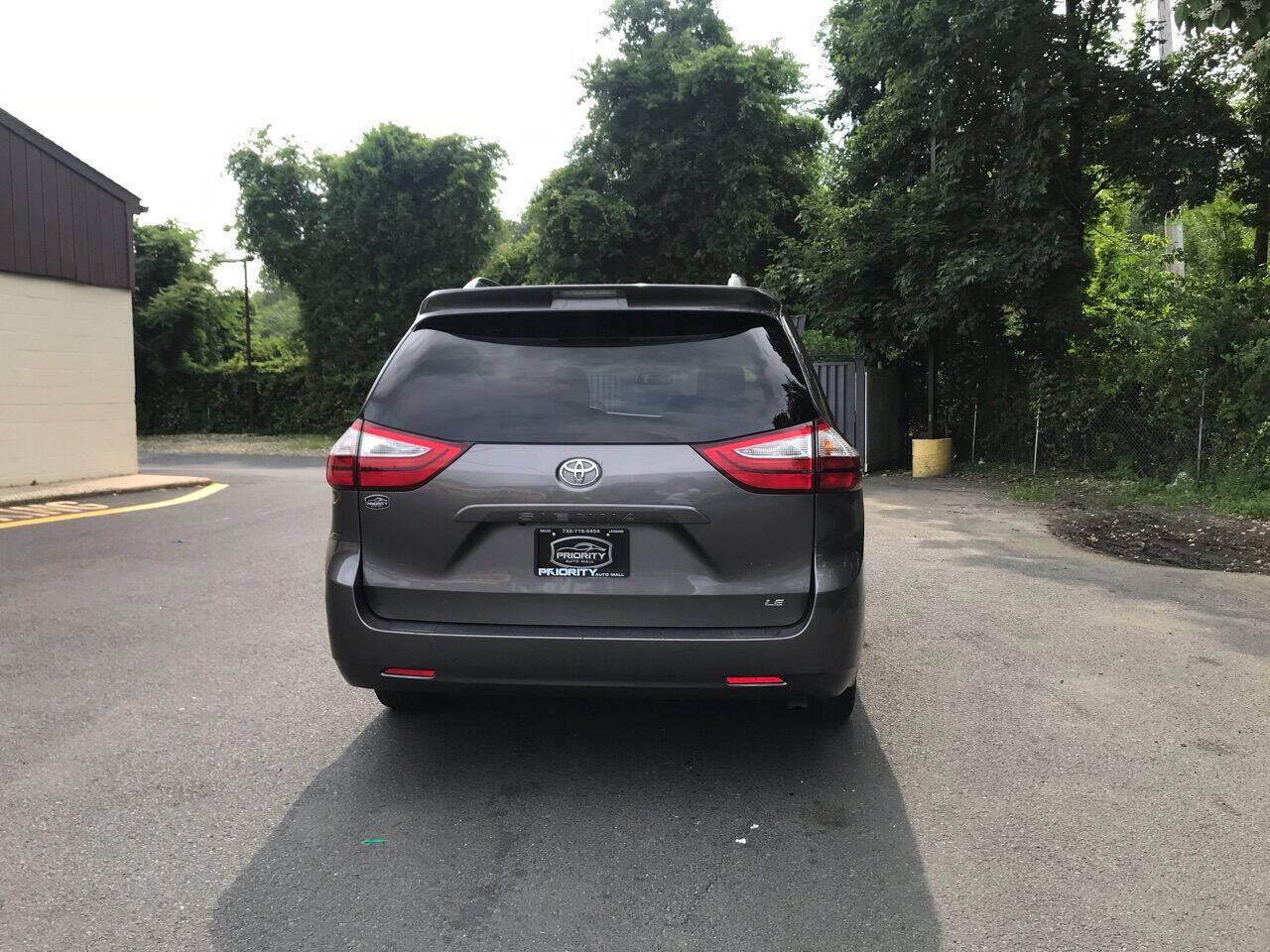 Toyota Sienna LE FWD 8-Passenger (Natl) 2017