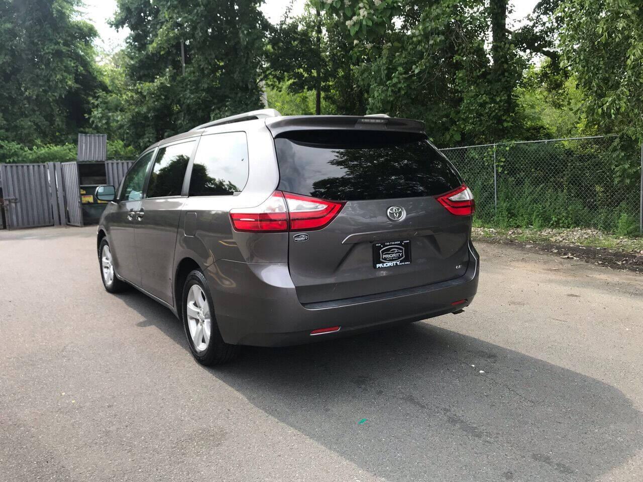 Toyota Sienna LE FWD 8-Passenger (Natl) 2017