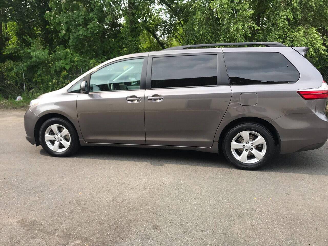 Toyota Sienna LE FWD 8-Passenger (Natl) 2017