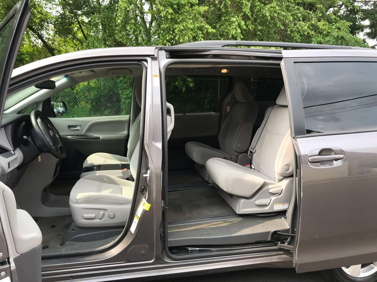 Toyota Sienna LE FWD 8-Passenger (Natl) 2017