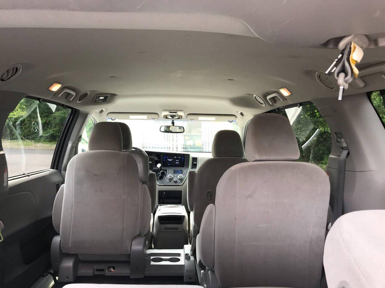 Toyota Sienna LE FWD 8-Passenger (Natl) 2017