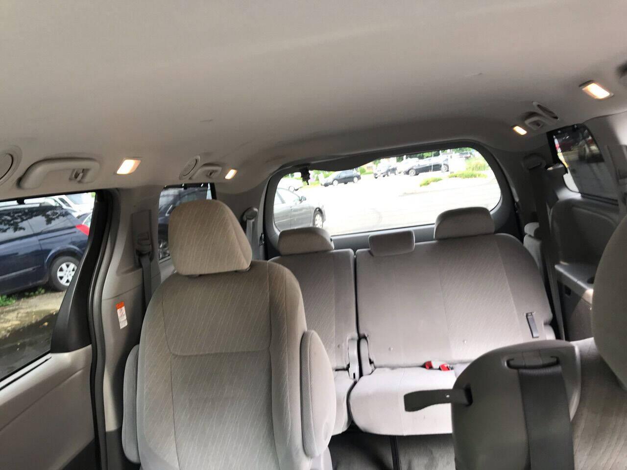 Toyota Sienna LE FWD 8-Passenger (Natl) 2017