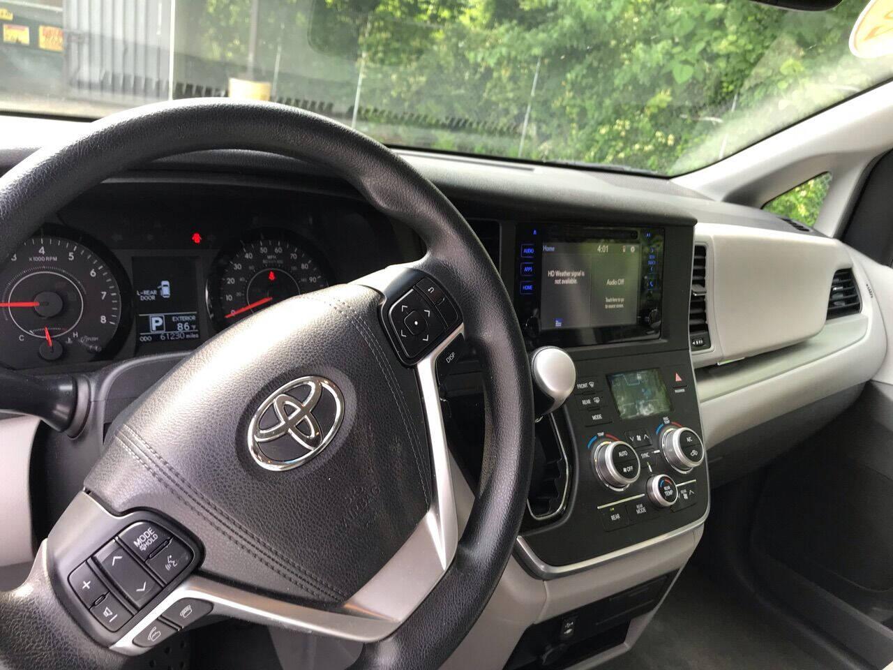 Toyota Sienna LE FWD 8-Passenger (Natl) 2017