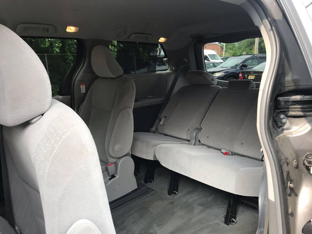 Toyota Sienna LE FWD 8-Passenger (Natl) 2017