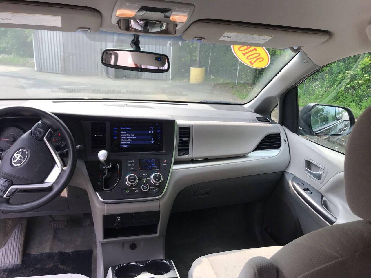 Toyota Sienna LE FWD 8-Passenger (Natl) 2017