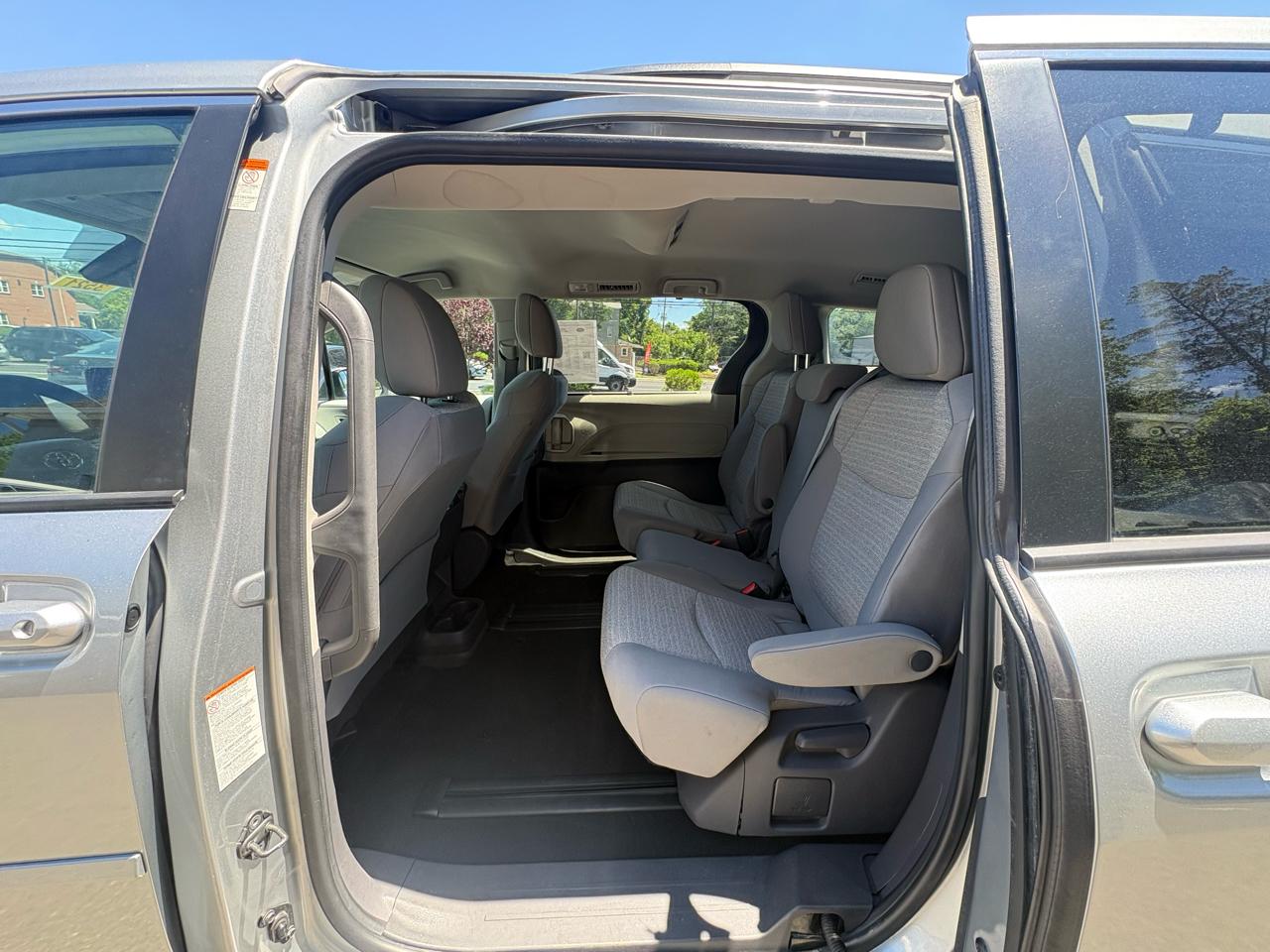 Toyota Sienna LE FWD 8-Passenger (Natl) 2021