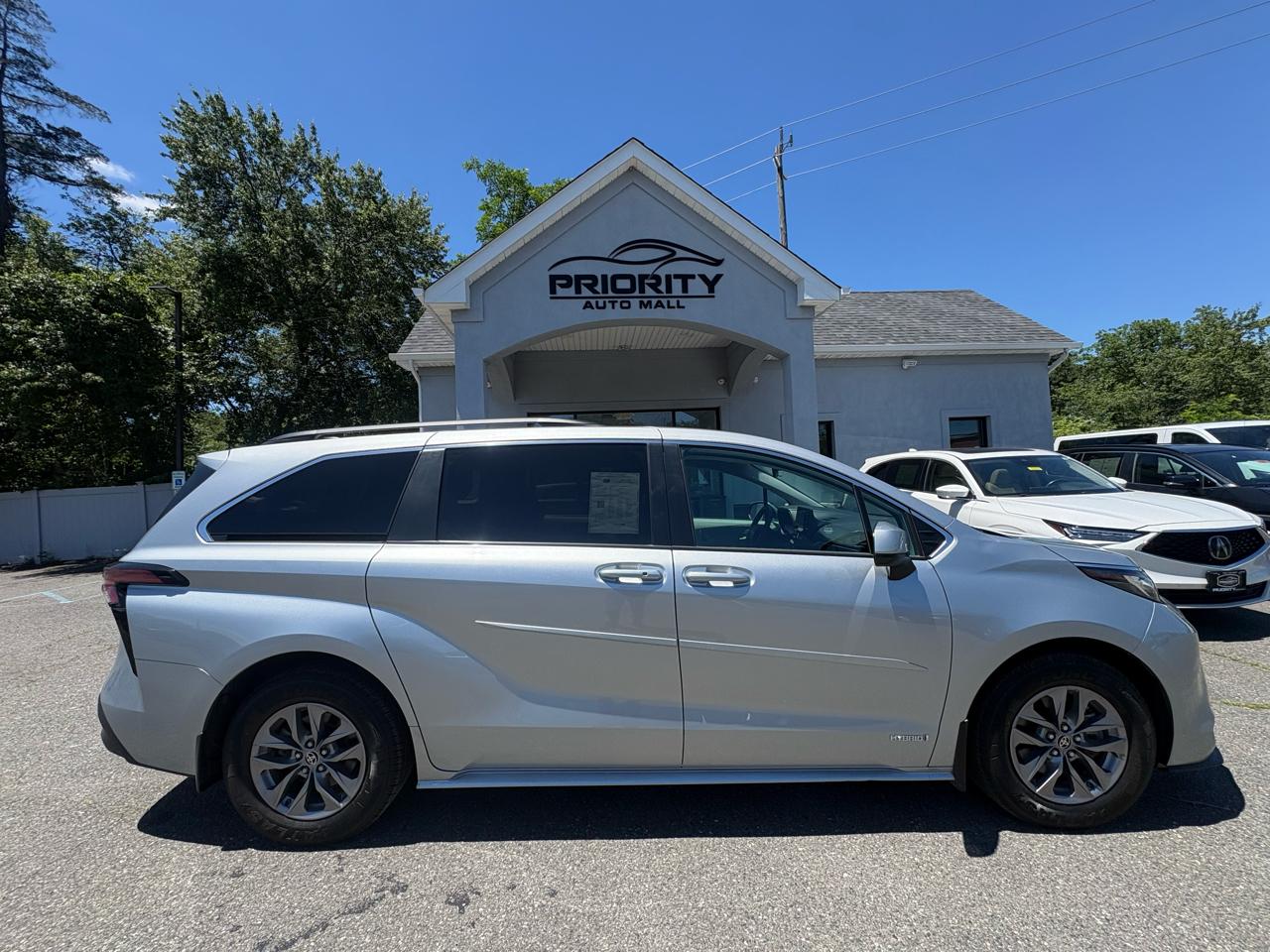 Toyota Sienna LE FWD 8-Passenger (Natl) 2021