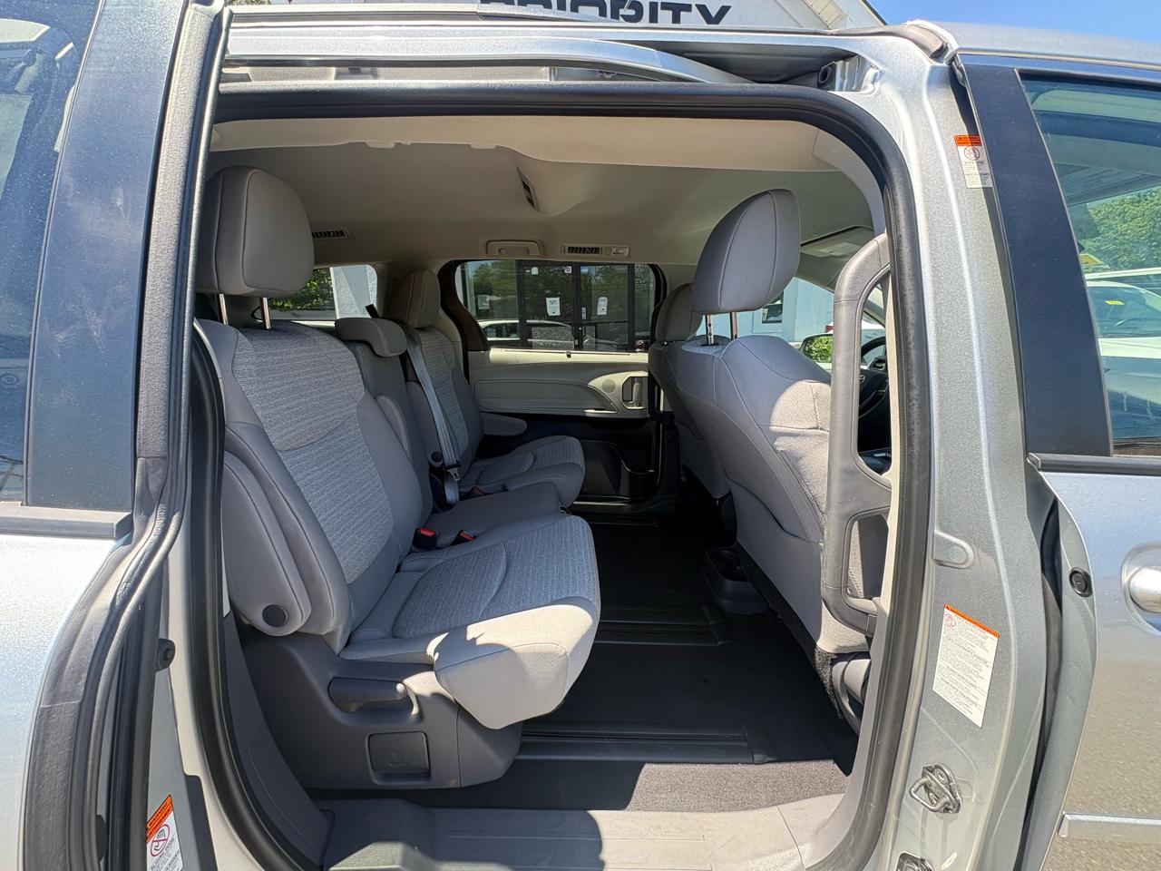 Toyota Sienna LE FWD 8-Passenger (Natl) 2021