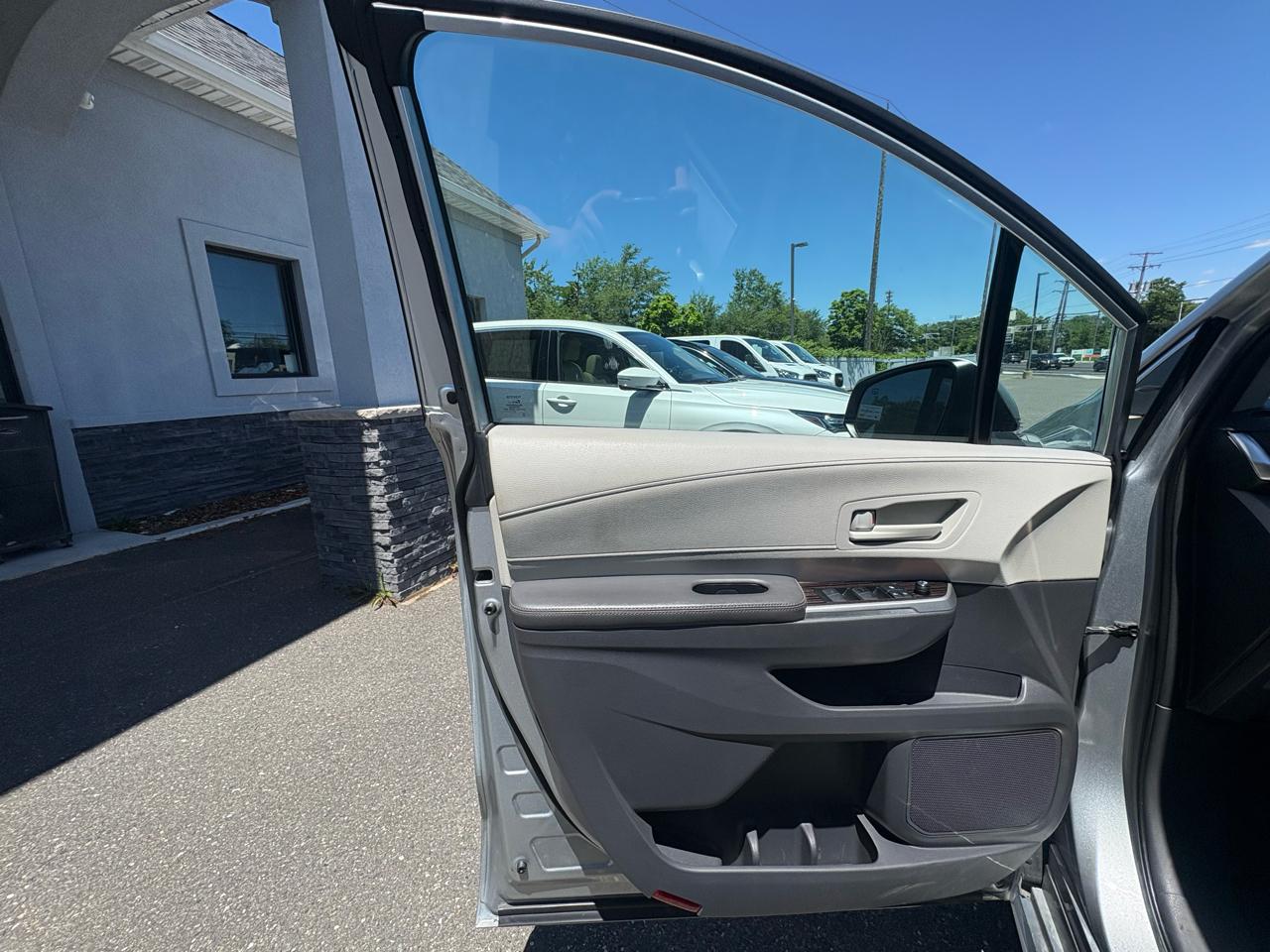 Toyota Sienna LE FWD 8-Passenger (Natl) 2021