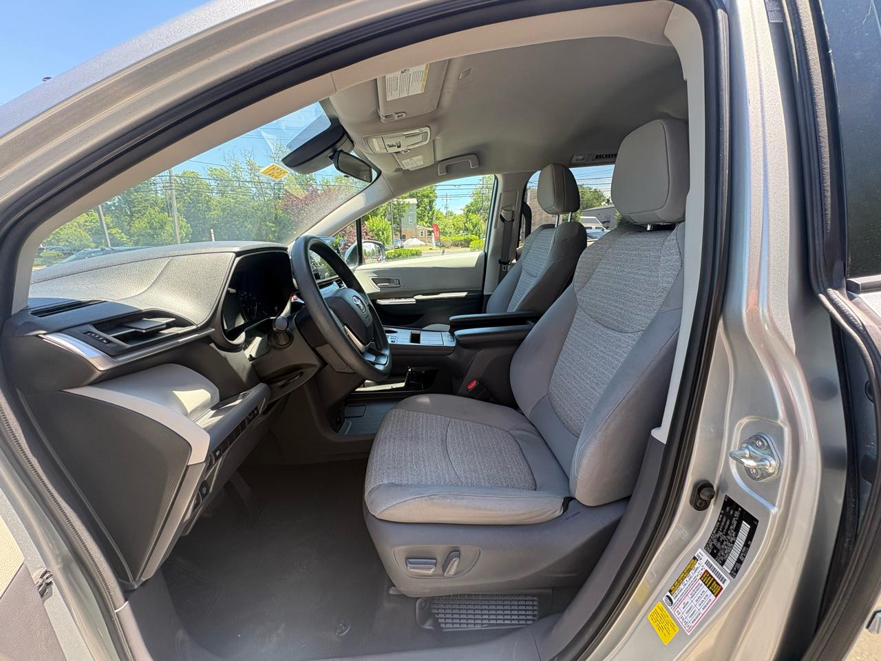 Toyota Sienna LE FWD 8-Passenger (Natl) 2021