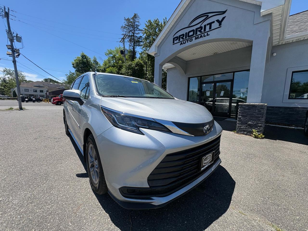 Toyota Sienna LE FWD 8-Passenger (Natl) 2021
