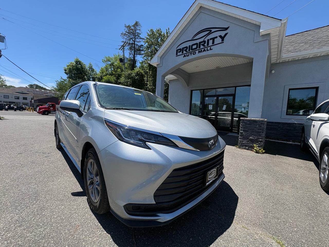 Toyota Sienna LE FWD 8-Passenger (Natl) 2021