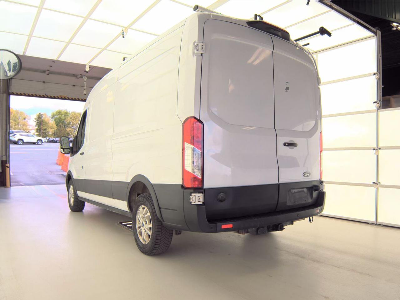 Ford Transit Cargo Van T-250 130" Med Rf 9070 GVWR RWD 2023