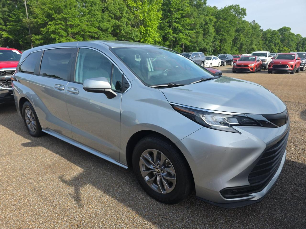 Toyota Sienna LE FWD 8-Passenger (Natl) 2023
