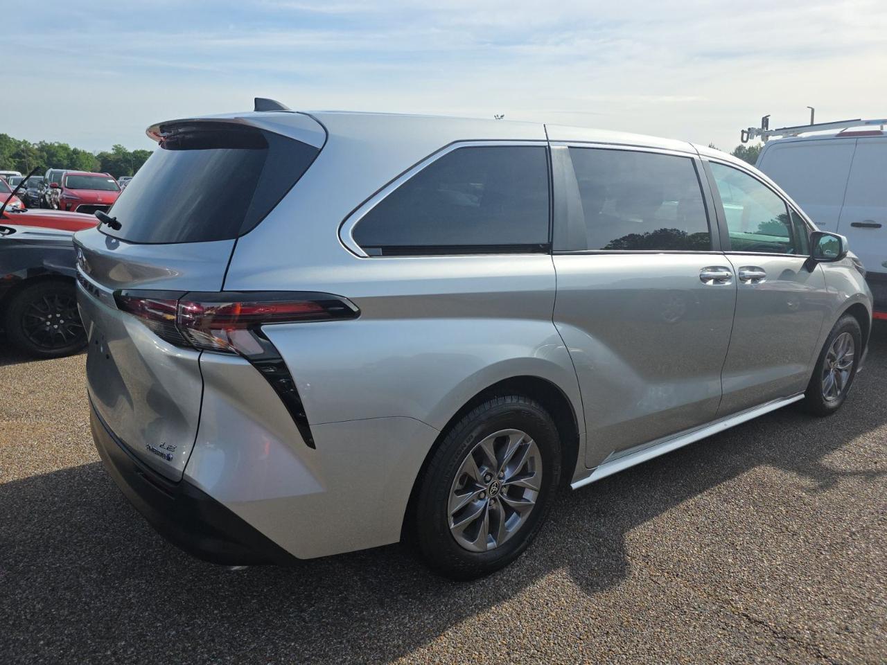 Toyota Sienna LE FWD 8-Passenger (Natl) 2023