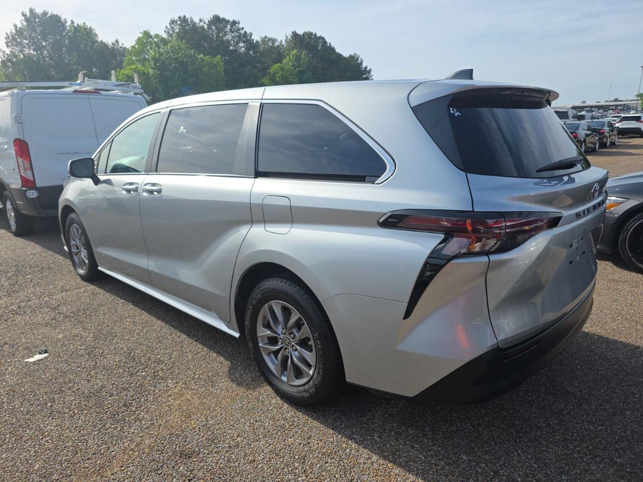 Toyota Sienna LE FWD 8-Passenger (Natl) 2023