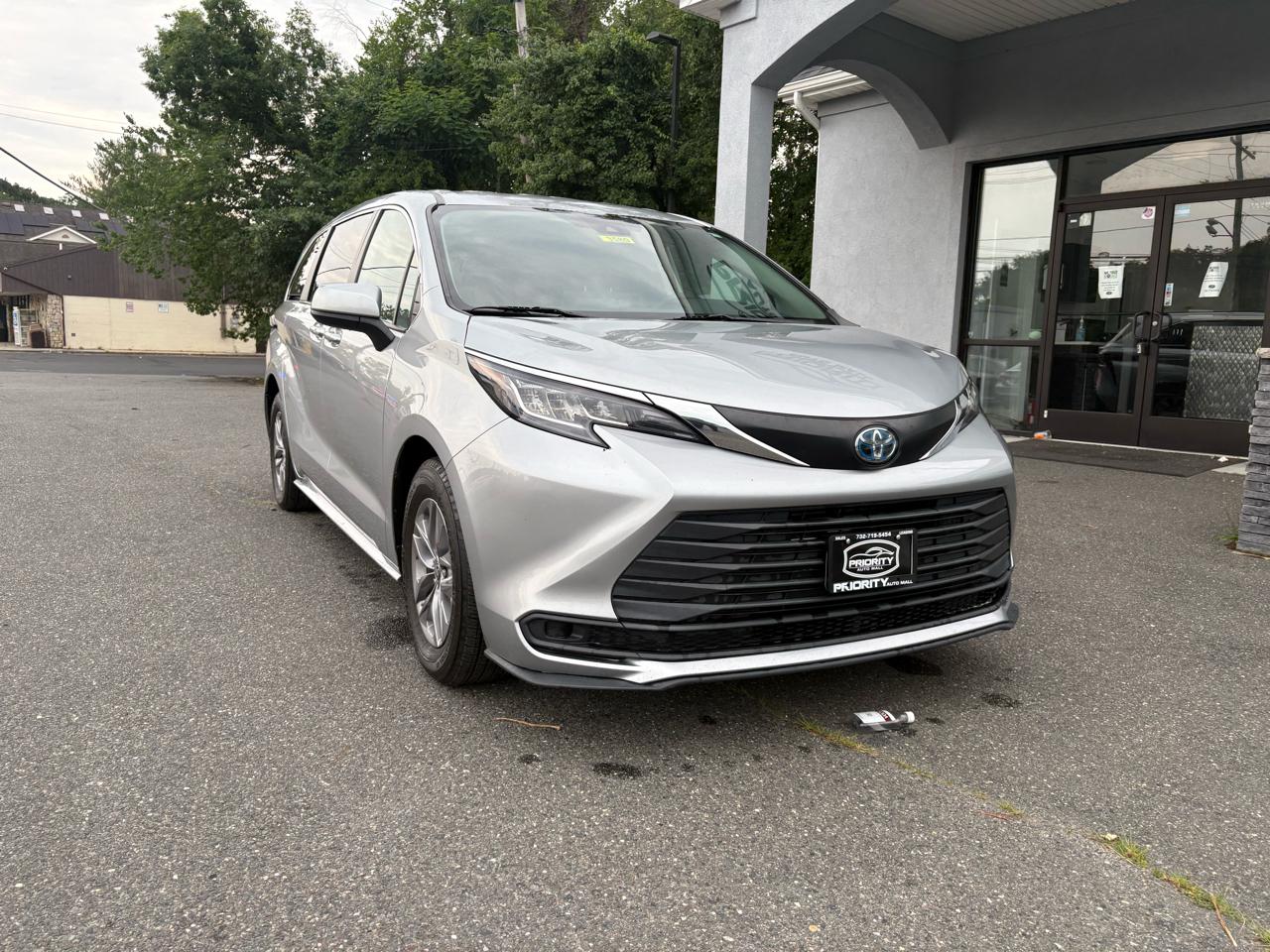 Toyota Sienna LE FWD 8-Passenger (Natl) 2023