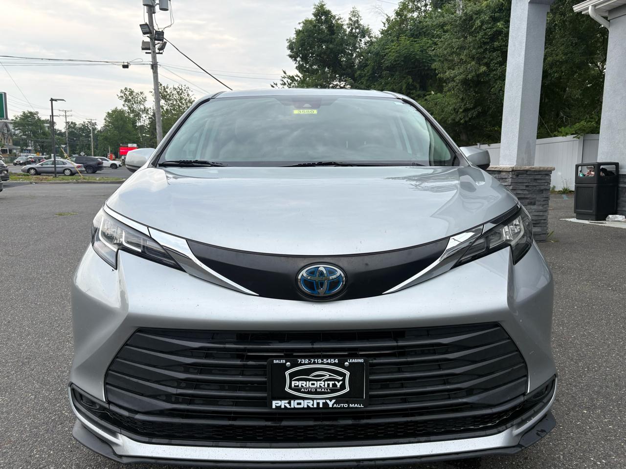 Toyota Sienna LE FWD 8-Passenger (Natl) 2023