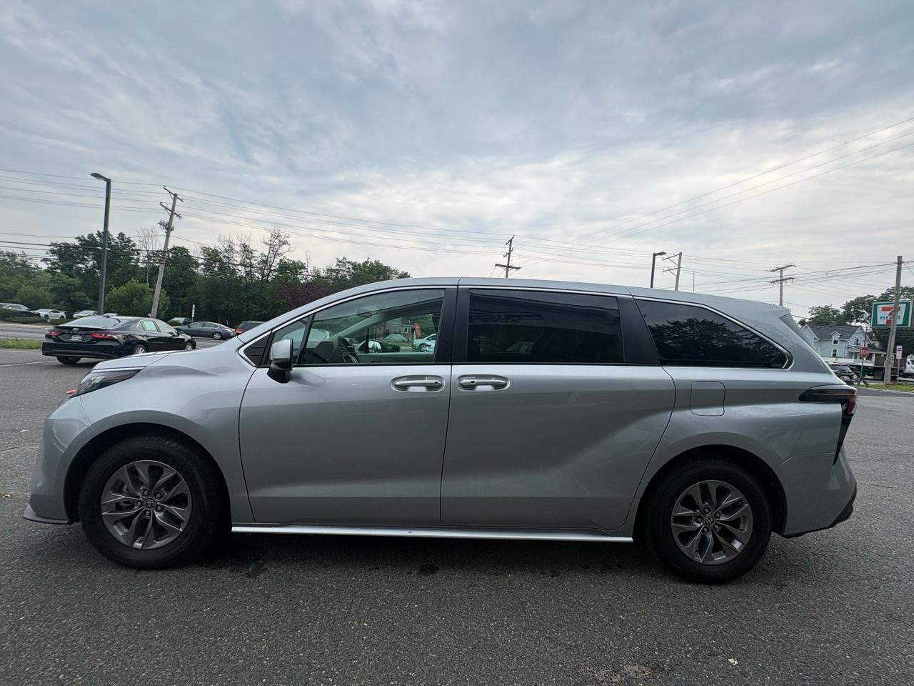Toyota Sienna LE FWD 8-Passenger (Natl) 2023