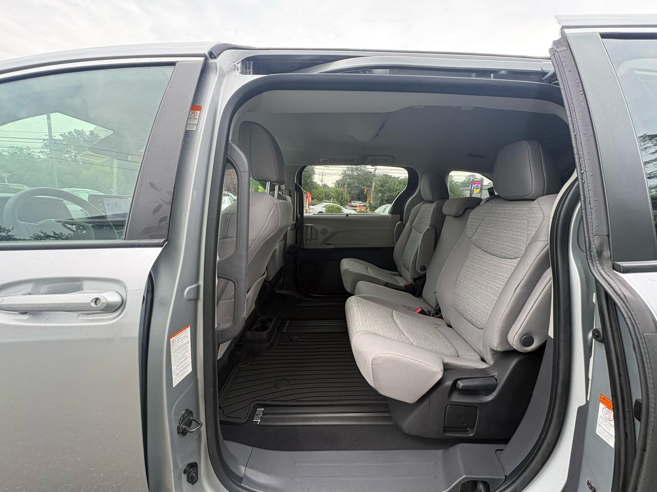 Toyota Sienna LE FWD 8-Passenger (Natl) 2023