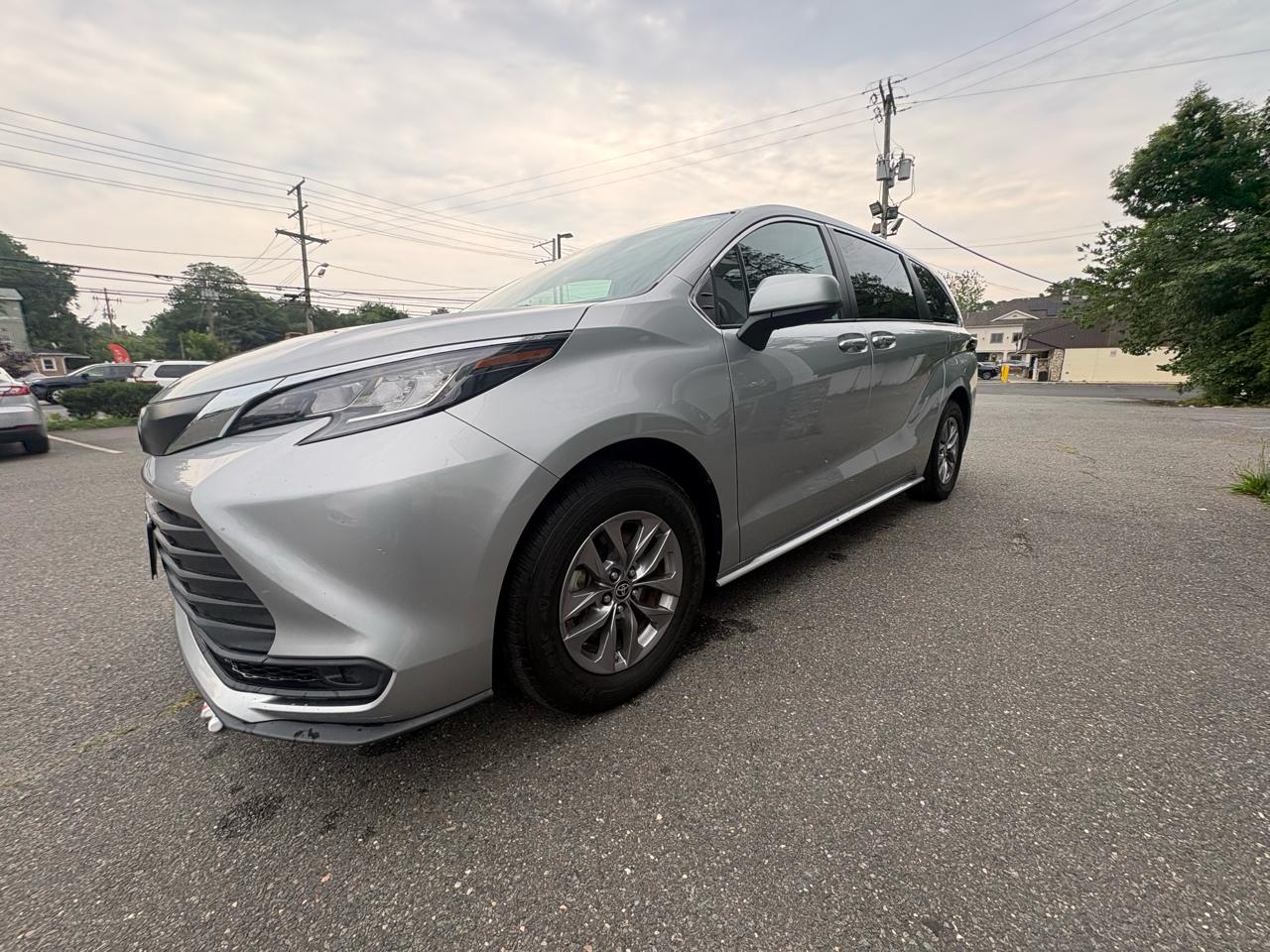 Toyota Sienna LE FWD 8-Passenger (Natl) 2023