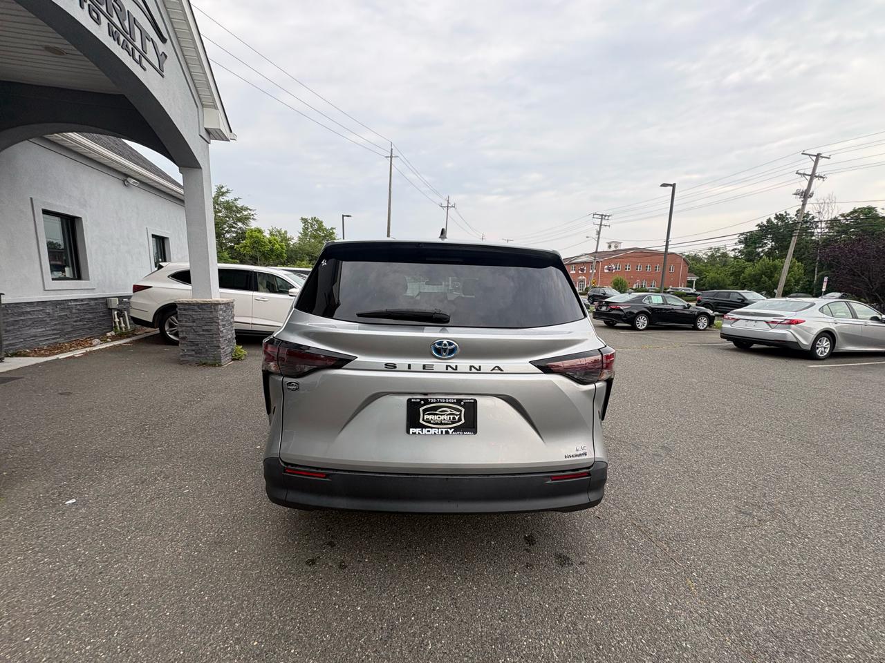 Toyota Sienna LE FWD 8-Passenger (Natl) 2023