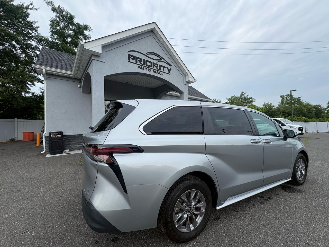 Toyota Sienna LE FWD 8-Passenger (Natl) 2023
