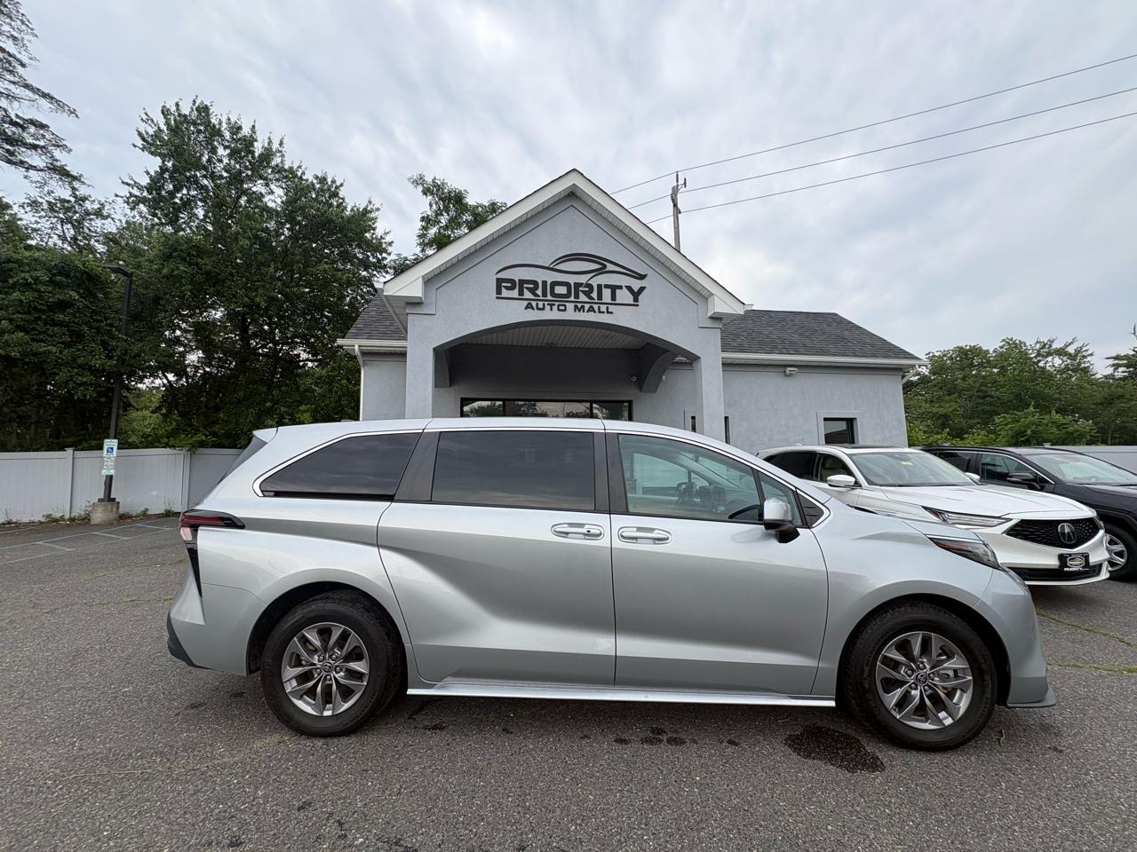 Toyota Sienna LE FWD 8-Passenger (Natl) 2023